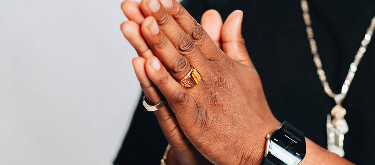 Gefaltete Mannerhande auf weißem Hintergrund