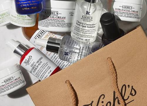 Mehrere Kiehl's Produkte, die aus einer Kiehl's Tute rausfallen