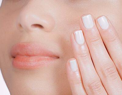 Hand, die ein Gesicht beruhrt