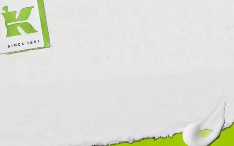 Alt-Text: Ein grafischer Hintergrund mit einem grunen "K" und der Aufschrift "Since 1851" auf hellgrauer Textur.