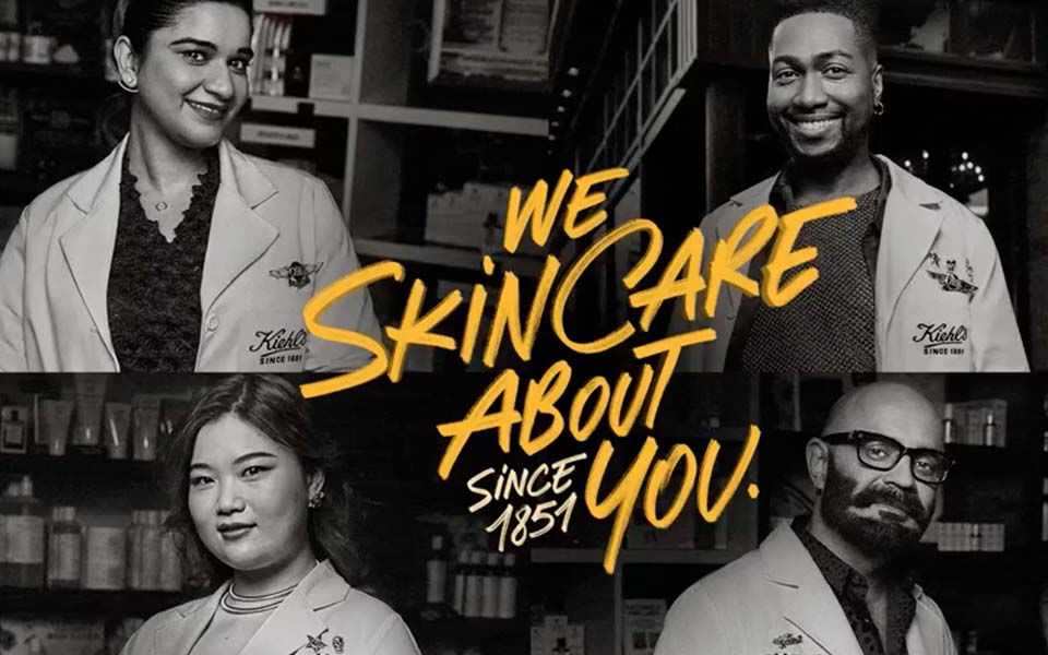 Ein Werbeplakat mit vier Personen in weißen Laborkitteln, die neben dem Text „Wir kummern uns um Ihre Hautpflege seit 1999“ stehen. Im Hintergrund sind Pflegeprodukte zu sehen.