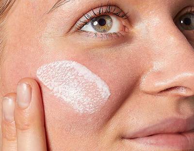 Kiehls Sonnencreme Swatch auf der Wange