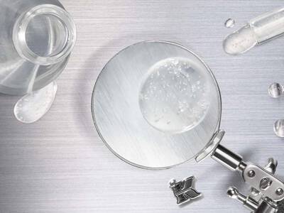 Laborutensilien und Flussigkeiten fur ein chemisches Peeling