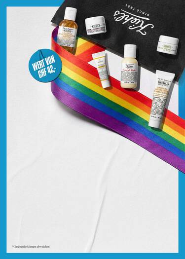 Kiehl's Pride-Set mit Miniaturprodukten im Wert von CHF 42,-, darunter Ultra Facial Cream, Calendula Herbal-Extract Toner, Creme de Corps und Calendula Deep Cleansing Face Wash, dekoriert mit einem Regenbogenband auf einer Kiehl's Tasche
