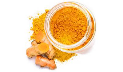 Schussel mit Curcuma