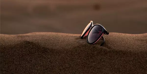 Sonnenbrille auf dem Sand