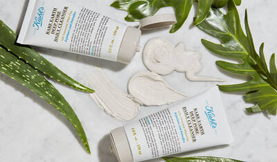 Zwei Tuben umgeben von Blattern