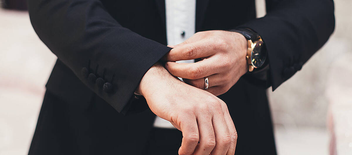 Mann mit gefalteten Handen auf weißem Hintergrund