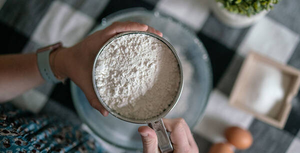 Backpulver, was gesiebt wird