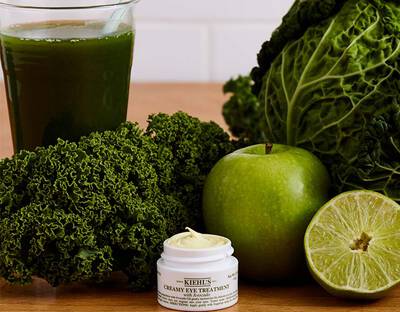 Hand mit Sonnencreme auf dem Finger