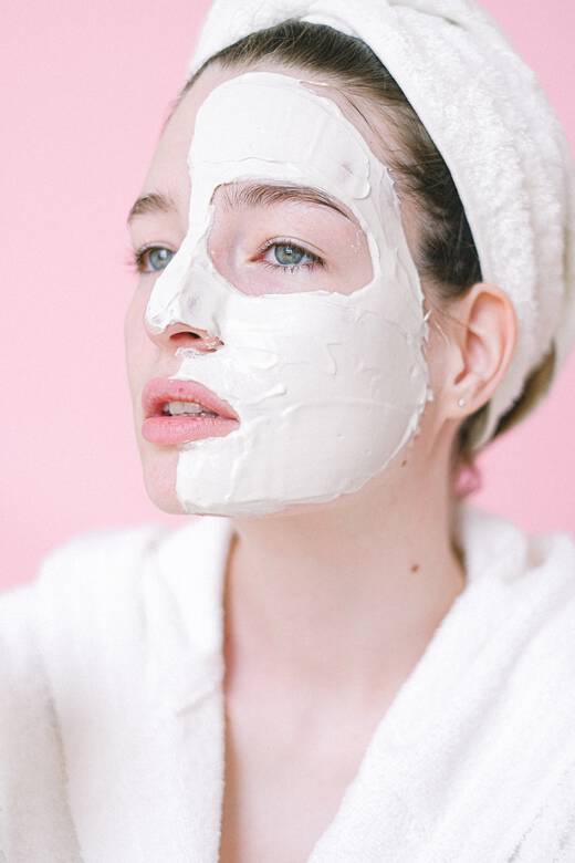 Frau mit Maske