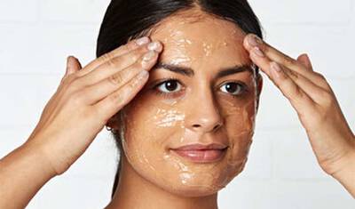 Frau mit eingecremten Gesicht