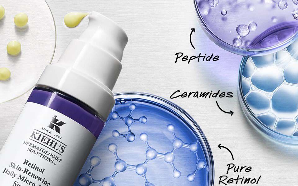 Eine flache Lay-flat-Anordnung von kosmetischen Produkten und Behaltern, darunter eine Flasche mit Gesichtscreme, und verschiedene Gel- und Serumproben in runden Behaltern.