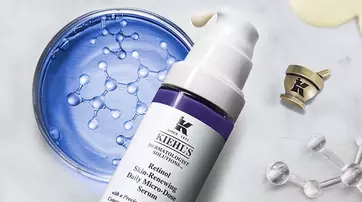 Serum de retinol Kiehl's avec un fond de gel bleu et des molecules en arriere-plan.