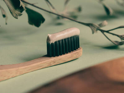 Zahnburste mit Zahnpasta