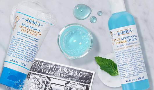Eine helle Marmoroberflache mit K-Beauty-Produkten, darunter eine Tube Gesichtscreme und eine Schale mit einer cremigen Textur.
