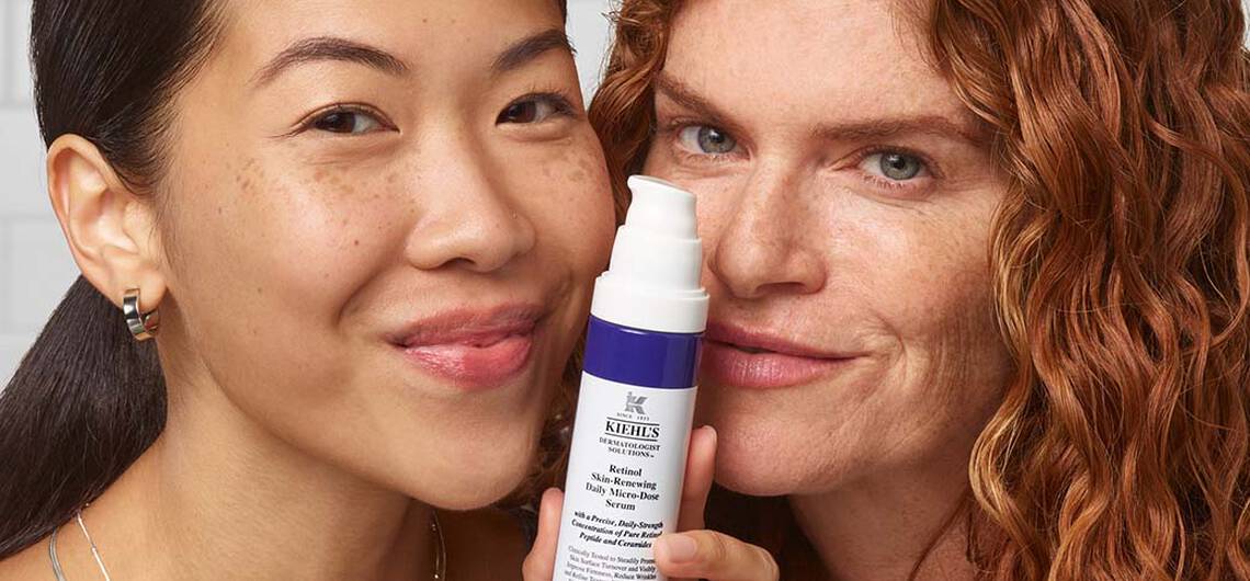 Gesichter zweier Frauen, die das Kiehl‘s Retinol-Tagesserum in der Hand halten