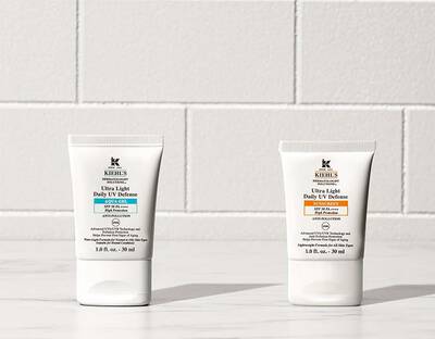 Zwei Sonnencreme stehend und nebeneinander