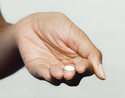 Geoffnete Haut mit Sonnencreme auf dem Finger