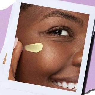 Frau tragt Kiehl's Retinol-Serum auf