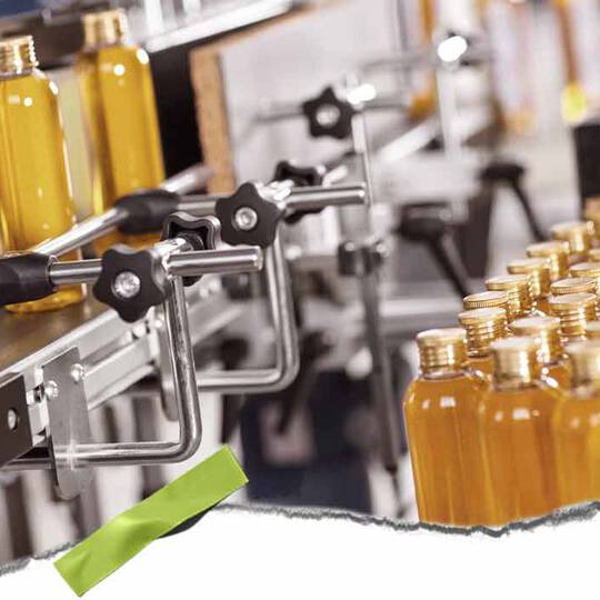 Chaine d'embouteillage automatisee avec des bouteilles transparentes remplies de liquide jaune et des pinces metalliques, illustrant un environnement de production anime.