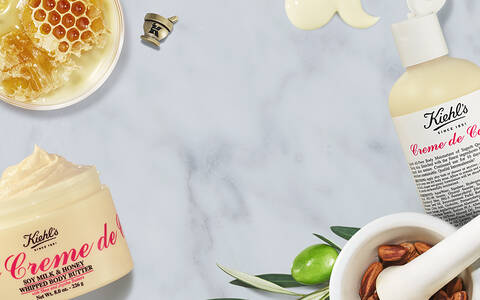 Creme de Corps und andere Produkte von Kiehls im Hintergrund