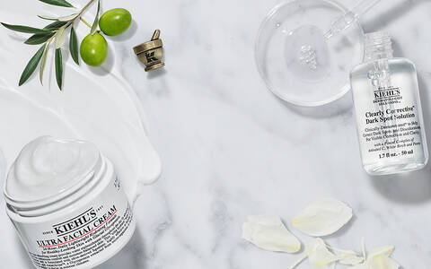 Feuchtigkeitsprodukte von Kiehls im Hintergrund