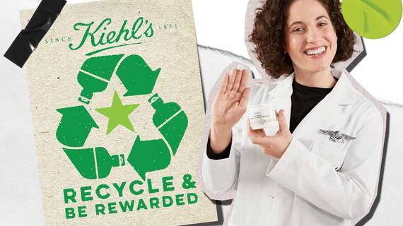 Personne en blouse de laboratoire presentant un produit de soin, devant une affiche promouvant le recyclage et ses avantages.