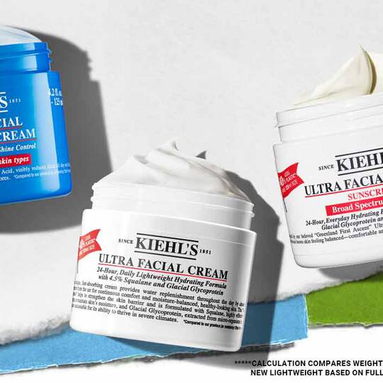 Trois produits de soin Kiehl's : la Creme-Gel Fraicheur Ultra Facial en bleu, et deux Cremes Visage Ultra Facial avec protection solaire, tous avec etiquettes.