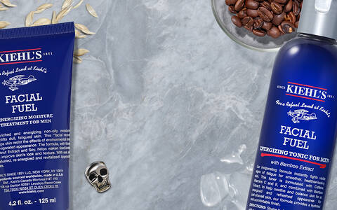 Banner mit Kaffeebohnen, einem Motorrad und unterschiedlichen Kiehls Produkten im Hintergrund