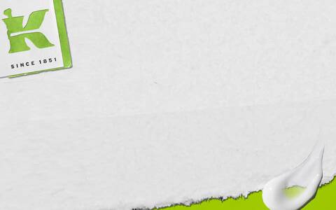 Texte alternatif : Un fond blanc texture avec un logo vert stylise "K" et la mention "Depuis 1851" a cote d'une goutte blanche.
