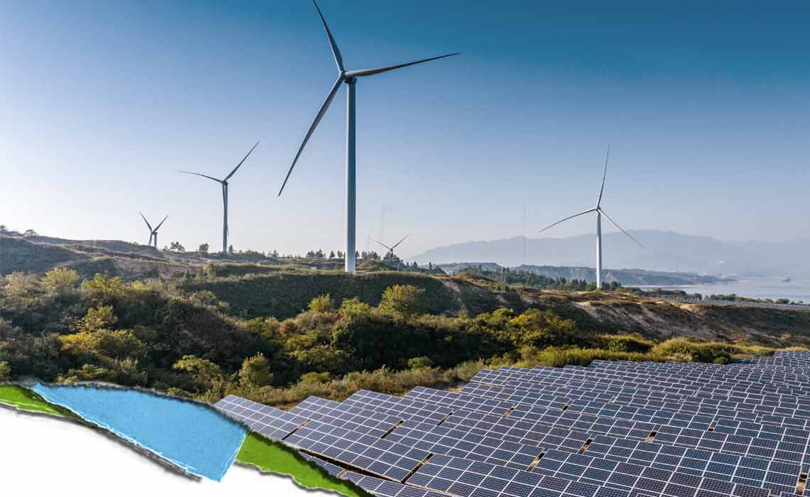 Paysage avec panneaux solaires au premier plan et eoliennes a l'arriere-plan, illustrant les sources d'energie renouvelables.