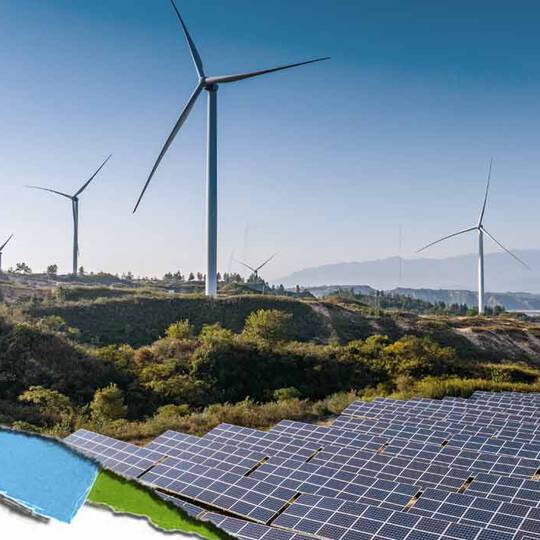 Paysage avec panneaux solaires au premier plan et eoliennes a l'arriere-plan, illustrant les sources d'energie renouvelables.