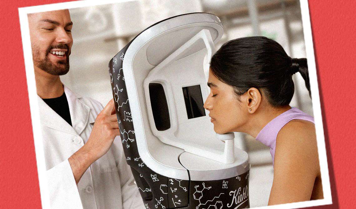 Kiehl’s Hautpflege-Experte untersucht die Haut einer Kundin mit dem Derma-Reader