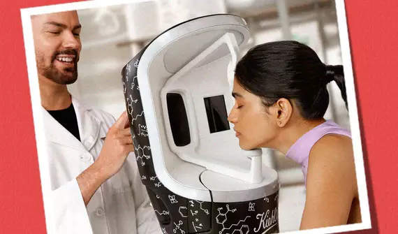 Kiehl’s Hautpflege-Experte untersucht die Haut einer Kundin mit dem Derma-Reader