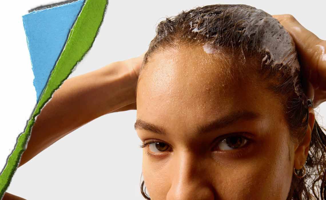 Eine Person mit nassem Haar tragt ein Haarprodukt auf, im Hintergrund ein farbenfroher Abschnitt aus gerissenem Papier.