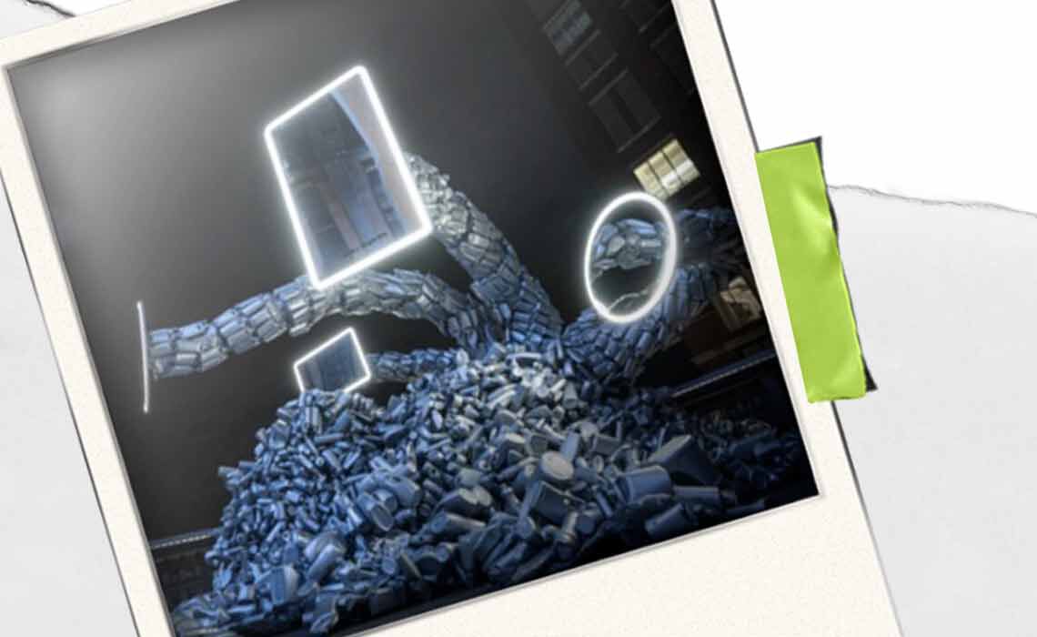 Eine kunstlerische Installation mit einer großen, abstrakten Figur aus gestapelten Objekten, die mit Neonumrissen beleuchtet ist, vor einem dunklen Hintergrund.