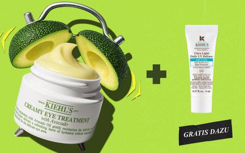 Kiehl's Creamy Eye Treatment with Avocado zusammen mit einer gratis Probe des Ultra Light Daily UV Defense Aqua Gel LSF 50 PA++++, auf grunem Hintergrund mit Avocadohalfte