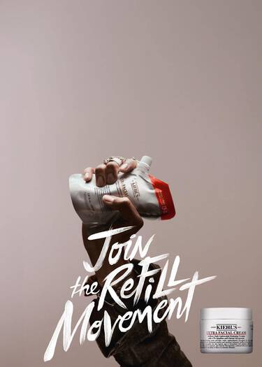 Eine Hand halt eine Kiehl's Ultra Facial Cream Nachfullpackung mit dem Slogan "Join the Refill Movement" – Entdecke die nachfullbaren Pflegeprodukte von Kiehl's