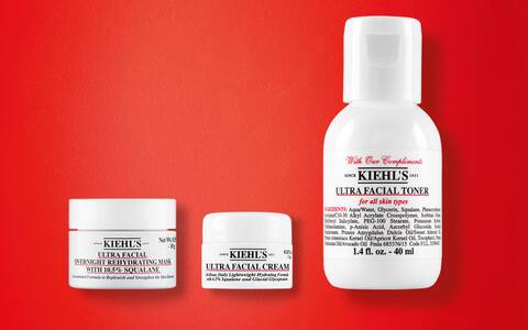 Trio de mini-produits Kiehl's sur fond rouge : Ultra Facial Overnight Rehydrating Mask avec 10,5% Squalane, Ultra Facial Cream et Ultra Facial Toner pour tous types de peau