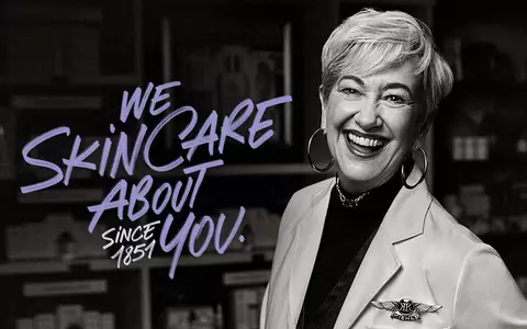 Une femme souriante se tient devant des etageres remplies de produits de soin de la peau, avec le texte « We skin care about you! » en lettres stylisees.