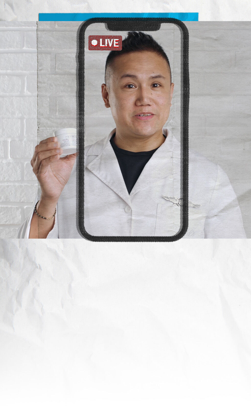 Un homme souriant portant une blouse blanche montre un pot de creme dans un cadre de smartphone affichant "LIVE".