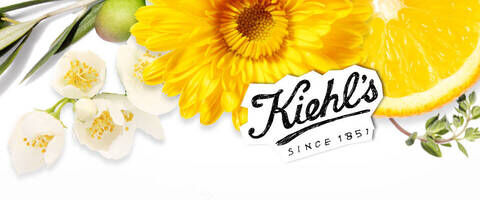 Texte alternatif : Une illustration florale coloree avec des fleurs, des feuilles d'olivier et des agrumes, accompagnee du logo de Kiehl's.