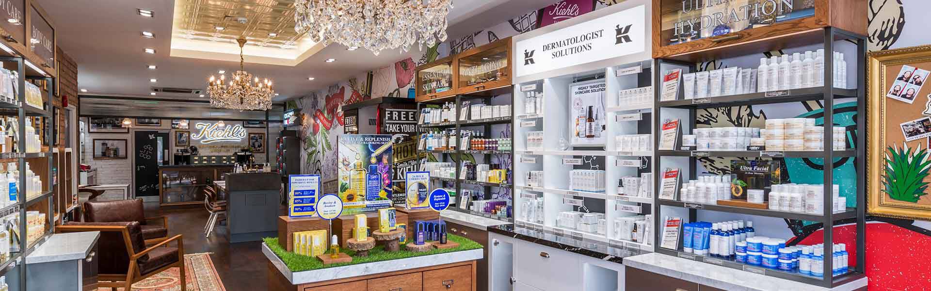 Interieur d'un magasin de cosmetiques, avec des etageres bien organisees presentant divers produits de beaute, un eclairage elegant et une decoration contemporaine.