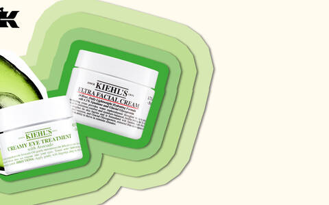 Kiehl's Creamy Eye Treatment with Avocado accompagne d'un echantillon gratuit d'Ultra Facial Cream, sur fond vert avec des avocats