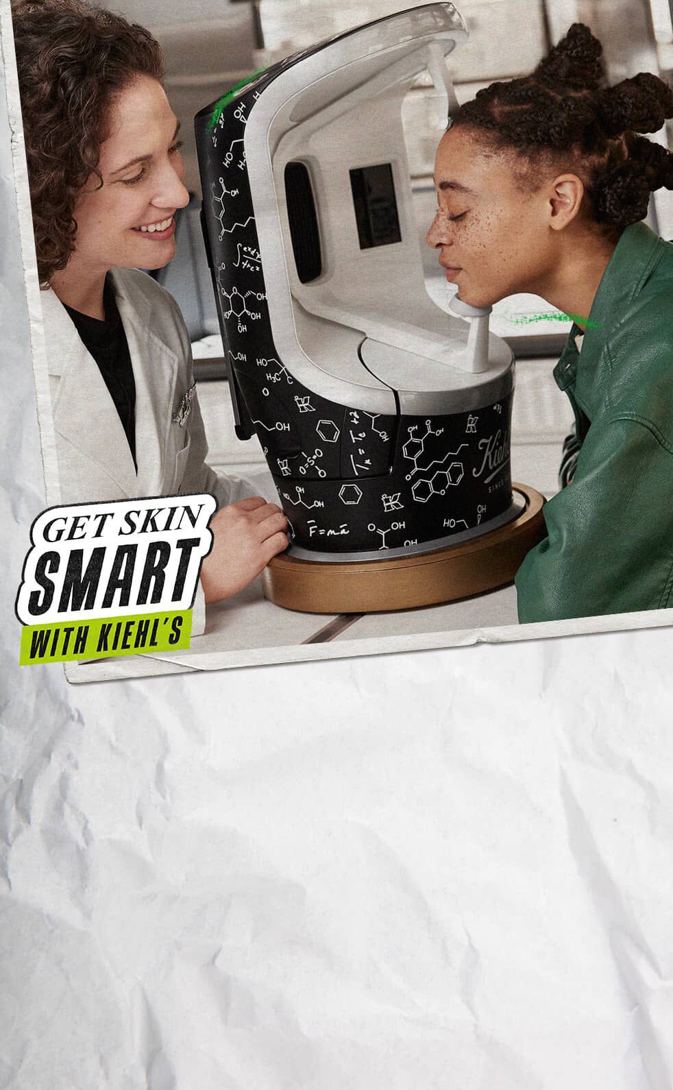 Deux personnes interagissent avec un appareil de diagnostic de la peau portant des notes scientifiques sur son design.