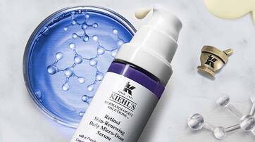 Serum de retinol Kiehl's avec un fond de gel bleu et des molecules en arriere-plan.