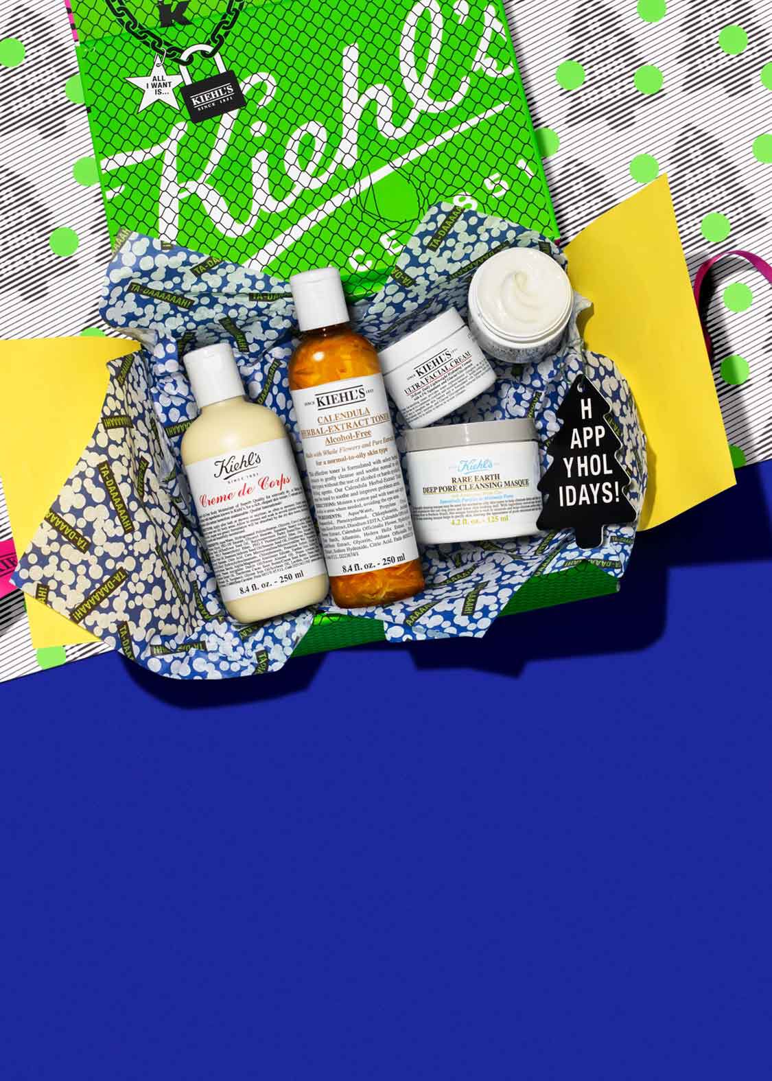 Un assortiment de produits de soin dans un paquet colore, comprenant des bouteilles de shampooing, de revitalisant et d’autres soins, sur un fond bleu.