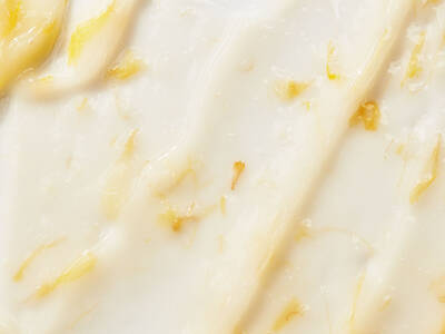 Creme blanche et onctueuse avec des eclats dores, evoquant une texture lisse et riche.