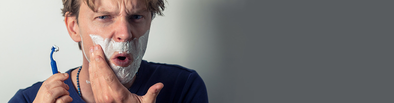 Mann verletzt sich beim rasieren